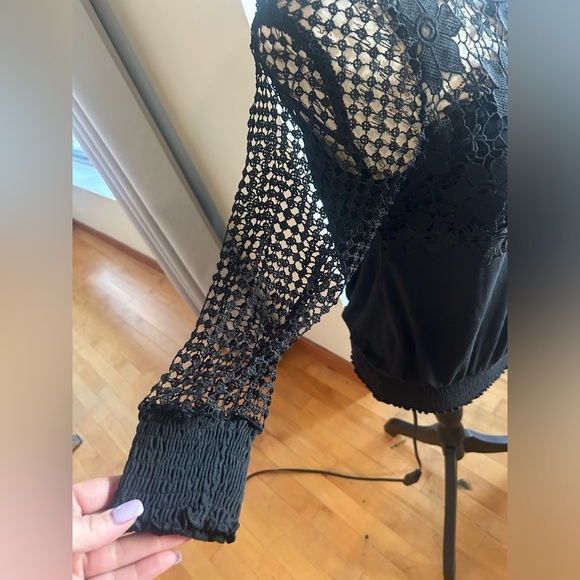 Sakura top size XS black with floral mesh around the shoulder and collar - Picture 9 of 10